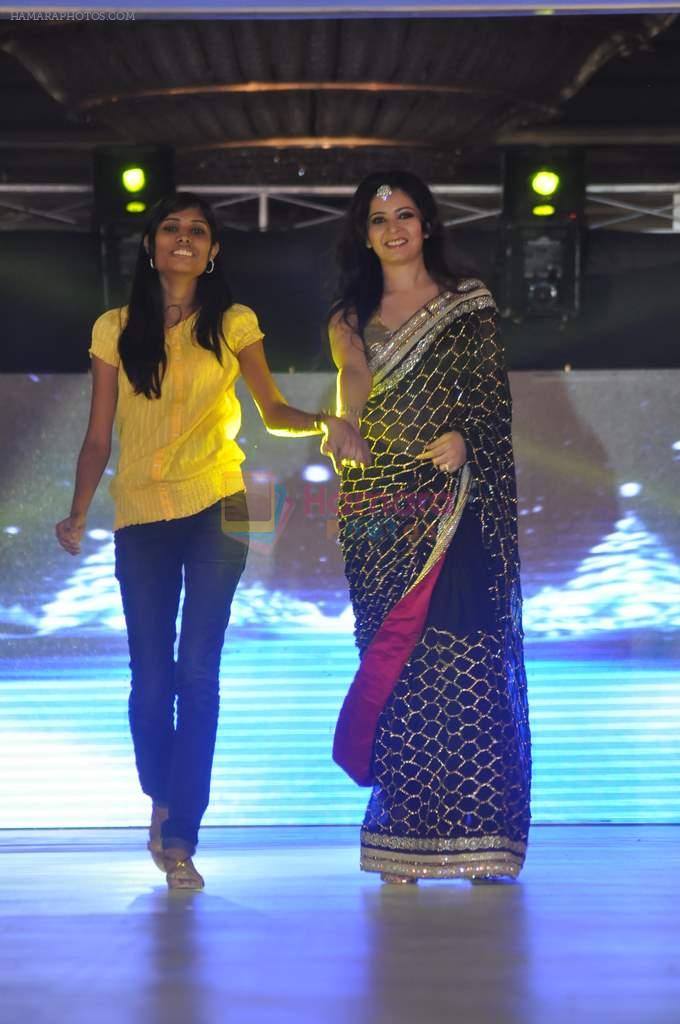 Shonali Nagrani walk the ramp at Umeed-Ek Koshish charitable fashion show in Leela hotel on 9th Nov 2012.1