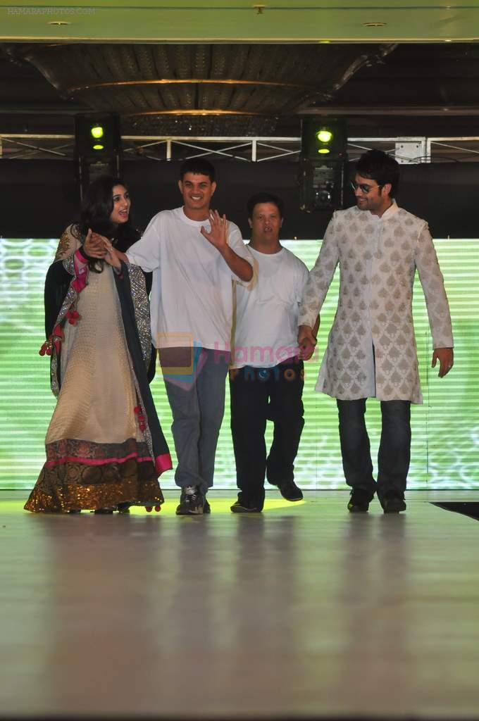 Vivian Dsena walk the ramp at Umeed-Ek Koshish charitable fashion show in Leela hotel on 9th Nov 2012.1