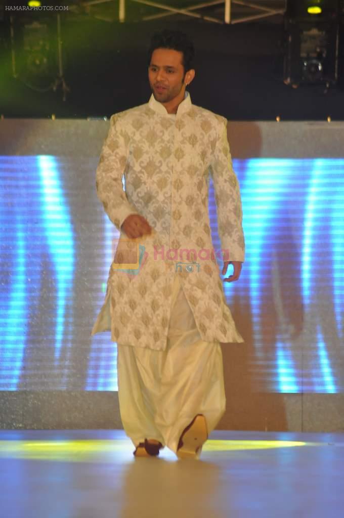Model walk the ramp at Umeed-Ek Koshish charitable fashion show in Leela hotel on 9th Nov 2012,1