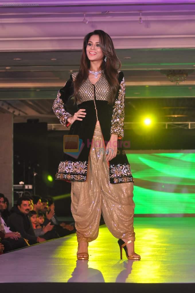 Model walk the ramp at Umeed-Ek Koshish charitable fashion show in Leela hotel on 9th Nov 2012.1