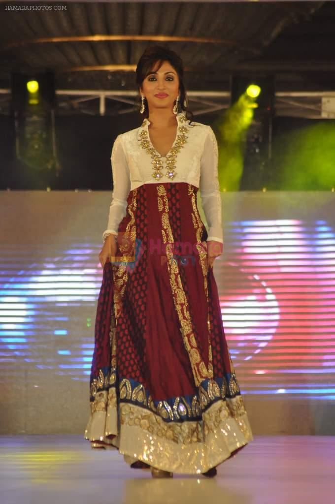 Mouli Ganguly walk the ramp at Umeed-Ek Koshish charitable fashion show in Leela hotel on 9th Nov 2012,1