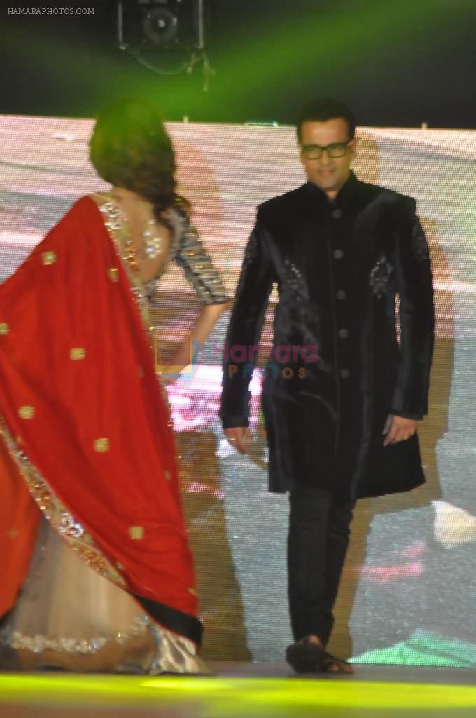 Rohit Roy walk the ramp at Umeed-Ek Koshish charitable fashion show in Leela hotel on 9th Nov 2012,1