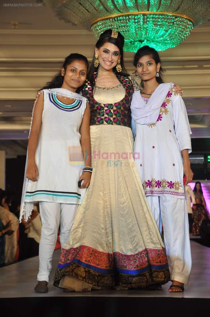 Lucky Morani walk the ramp at Umeed-Ek Koshish charitable fashion show in Leela hotel on 9th Nov 2012.1