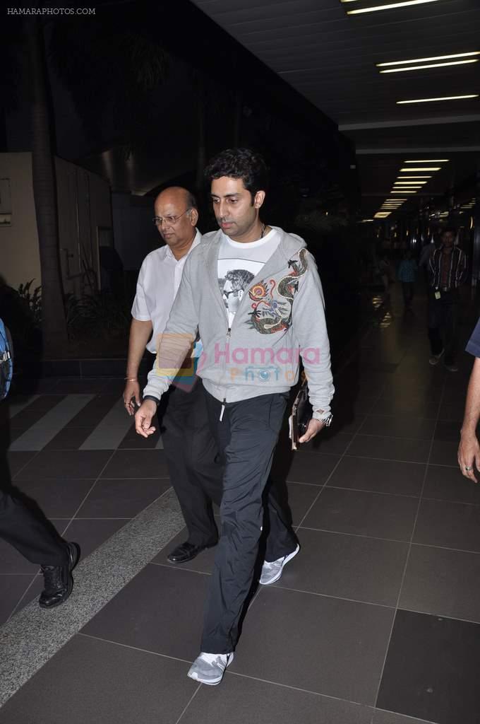 Abhishek Bachchan snapped at the airport in Mumbai on 10th Nov 2012