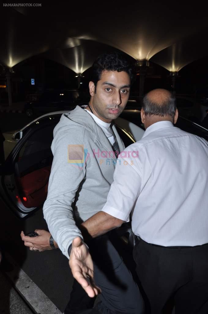 Abhishek Bachchan snapped at the airport in Mumbai on 10th Nov 2012