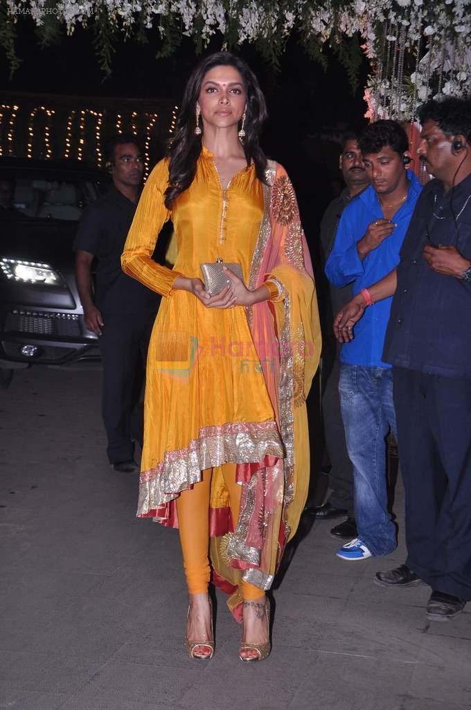 Deepika Padukone at the Wedding reception of Navin and Mahek Shetty in Mumbai on 11th Nov 2012