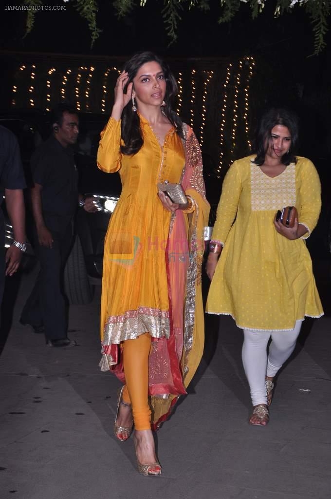 Deepika Padukone at the Wedding reception of Navin and Mahek Shetty in Mumbai on 11th Nov 2012