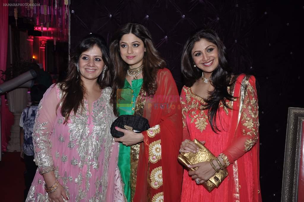 Shilpa Shetty, Kiran Bawa, Shamita Shetty at Kiran Bawa's Diwali Bash on 12th Nov 2012