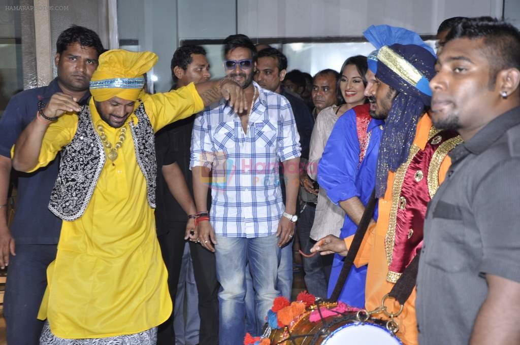Sonakshi Sinha, Ajay Devgan promote Son of Sardaar in Fame on 12th Nov 2012