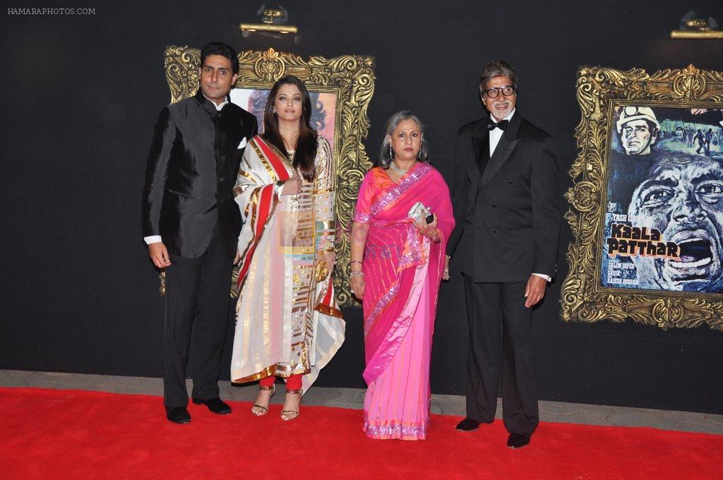Aishwarya Rai Bachchan, Abhishek Bachchan, Amitabh Bachchan, Jaya Bachchan at the Premiere of Jab Tak Hai Jaan in Yashraj Studio, Mumbai on 16th Nov 2012