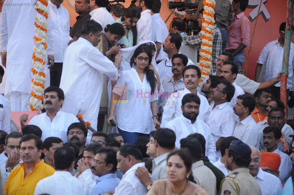 at Bal Thackeray funeral in Mumbai on 18th Nov 2012