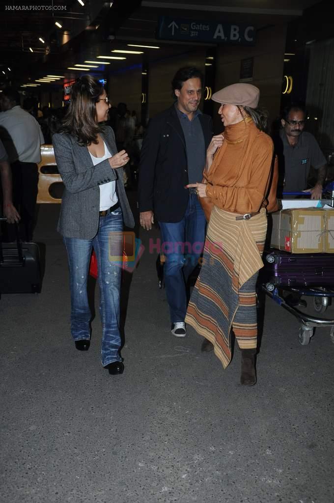Gauri Khan, Arun Nayar and Parmeshwar Godrej leave for London _ Mumbai on 23rd Nov 2012