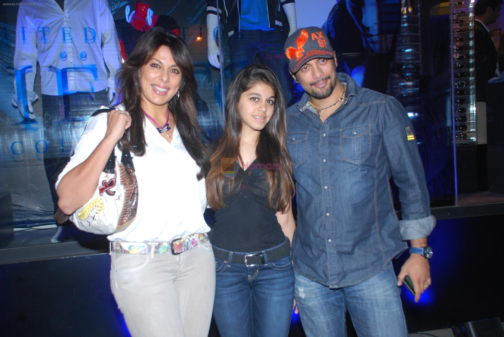 Pooja Bedi with daughter & Aakashdeep Saigal at the launch of limited edition GUESS DJ TIesto collection in GUESS, Mumbai on 23rd Nov 2012