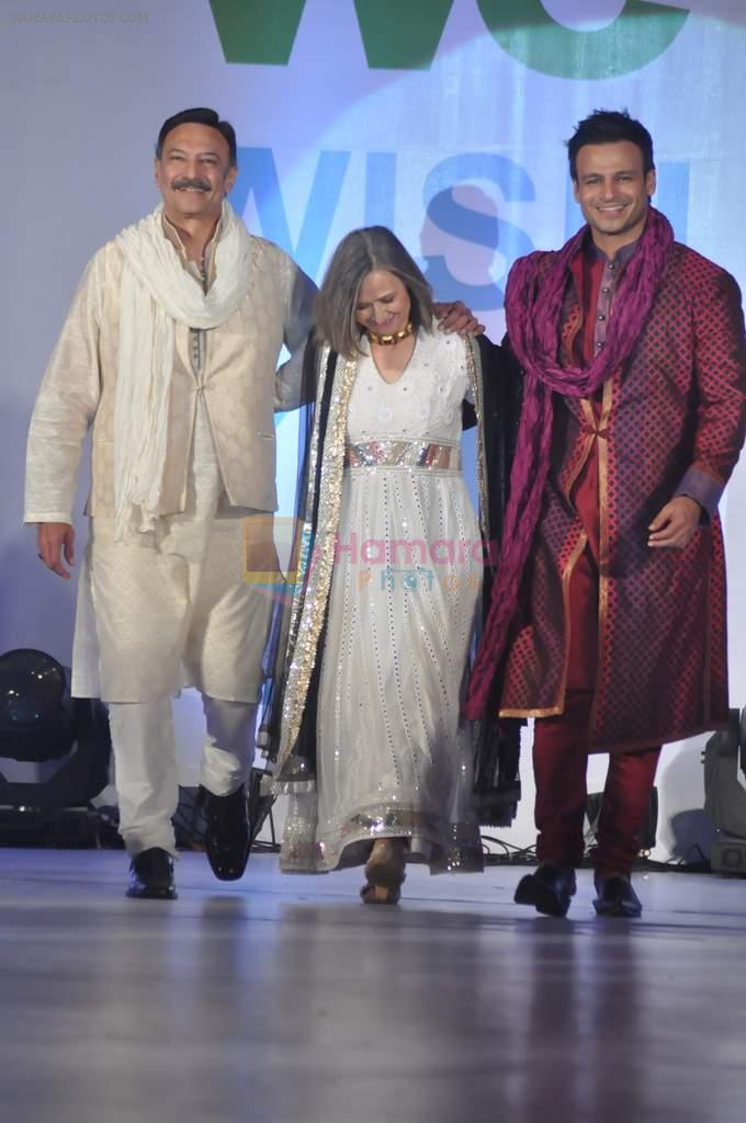 Vivek Oberoi, Suresh Oberoi at Global peac fashion show by Neeta Lulla at Welingkar Institute in Mumbai on 26th Nov 2012