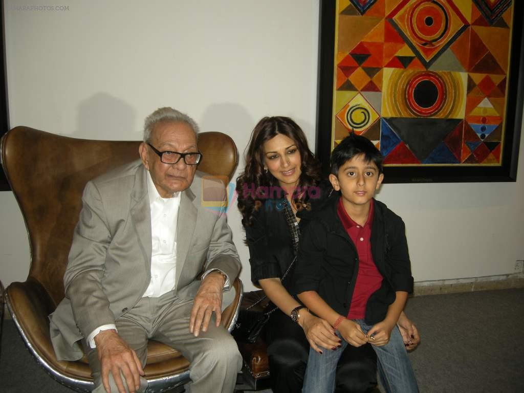 S H RAZA WITH SONALI BENDRE & HER SON  at SH Raza art show in Jehangir, Mumbai on 27th Nov 2012