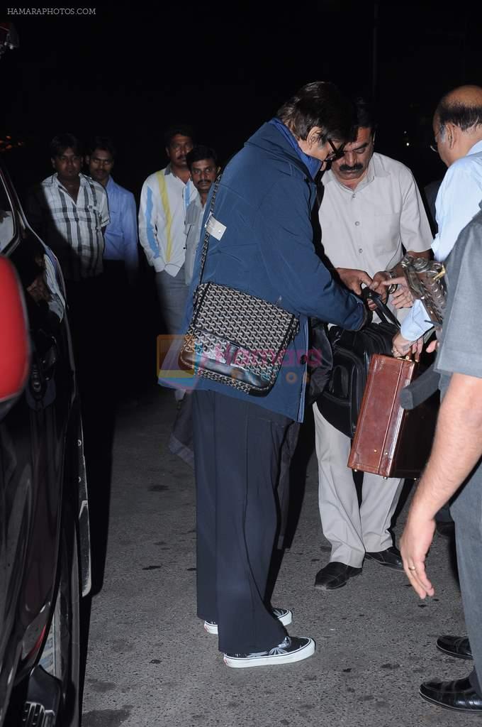 Amitabh Bachchan snapped at airport, Mumbai on 27th Nov 2012