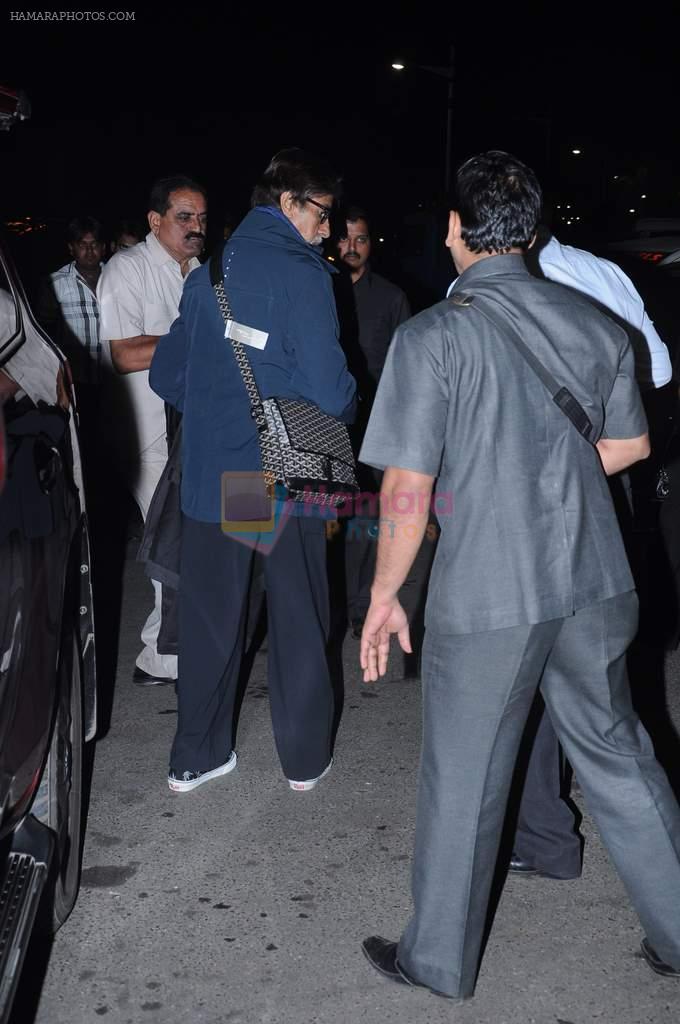 Amitabh Bachchan snapped at airport, Mumbai on 27th Nov 2012