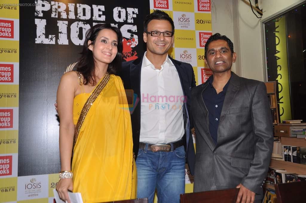 Vivek Oberoi, Vinod Nair, Tulip Joshi at the launch of Vinod Nair's book in Crossword, Mumbai on 30th Nov 2012