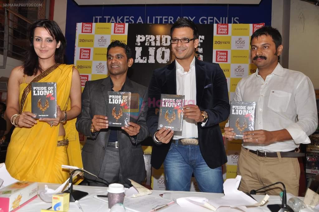 Vivek Oberoi, Vinod Nair, Tulip Joshi  at the launch of Vinod Nair's book in Crossword, Mumbai on 30th Nov 2012