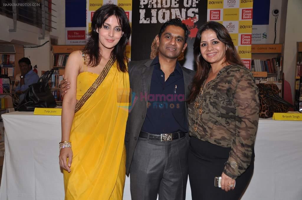 Vinod Nair, Tulip Joshi , Kiran Bawa at the launch of Vinod Nair's book in Crossword, Mumbai on 30th Nov 2012