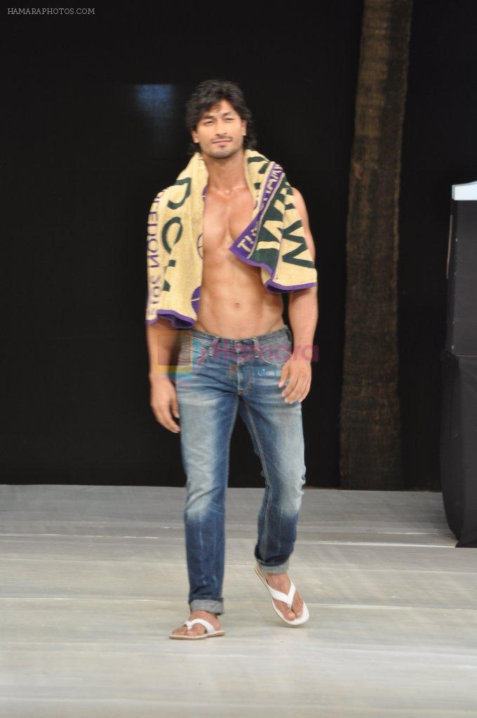Vidyut Jamwal walk the ramp for Welspun Show at IRFW 2012 in Goa on 1st Dec 2012
