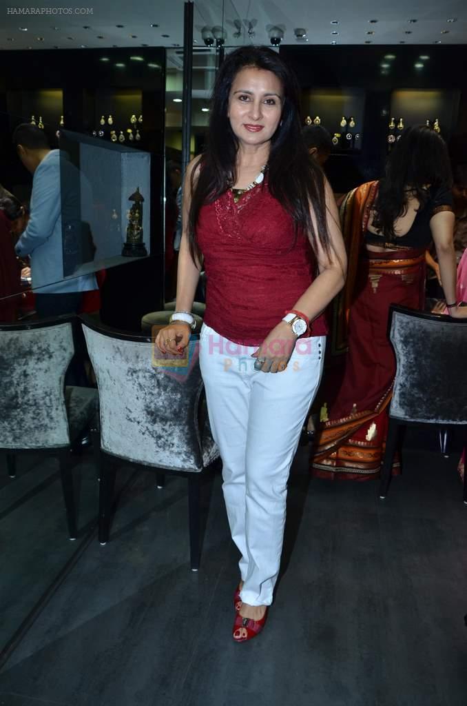 poonam dhillon at the launch of Shaina NC's new jewellery line at Gehna in Bandra, Mumbai on 4th Dec 2012