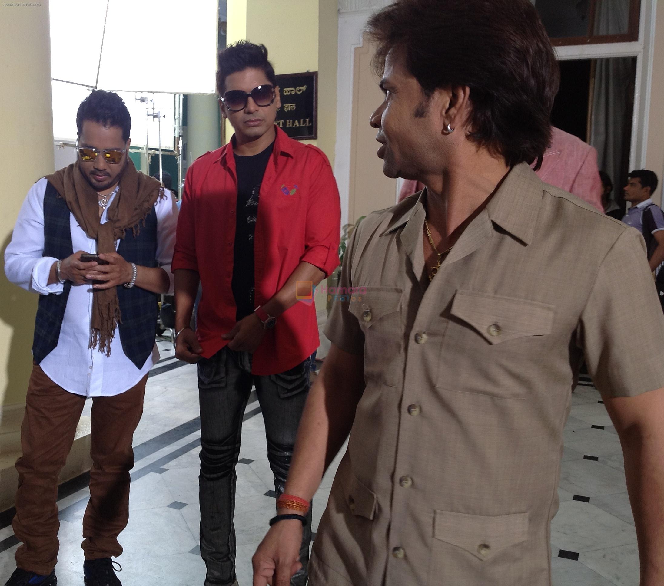 Mika Singh,Shaan and Rajpal Yadav on the sets of Sunil Agnihotri's Film Balwinder Singh...Famous Ho Gaya in Mysore 