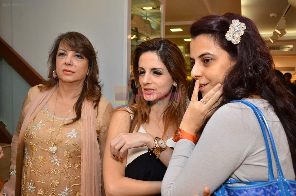 Zarine Khan, Suzanne Khan at Farah Khan jewels launch in Fizaa on 7th Dec 2012