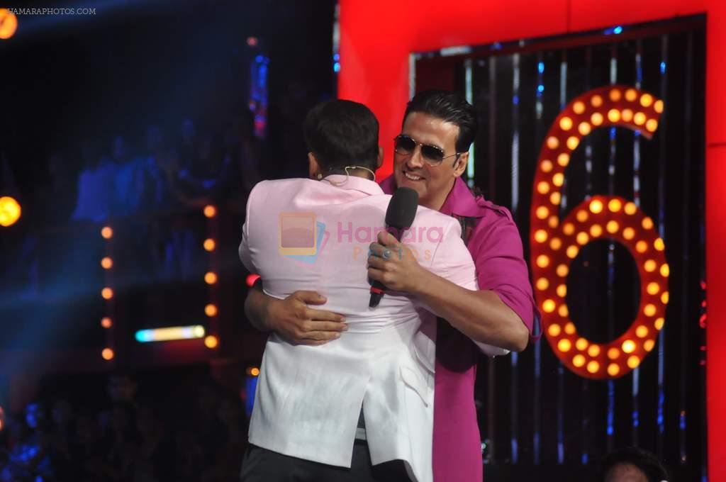 Akshay Kumar, Salman Khan on the sets of Big Boss in Lonavla, Mumbai on 7th Dec 2012