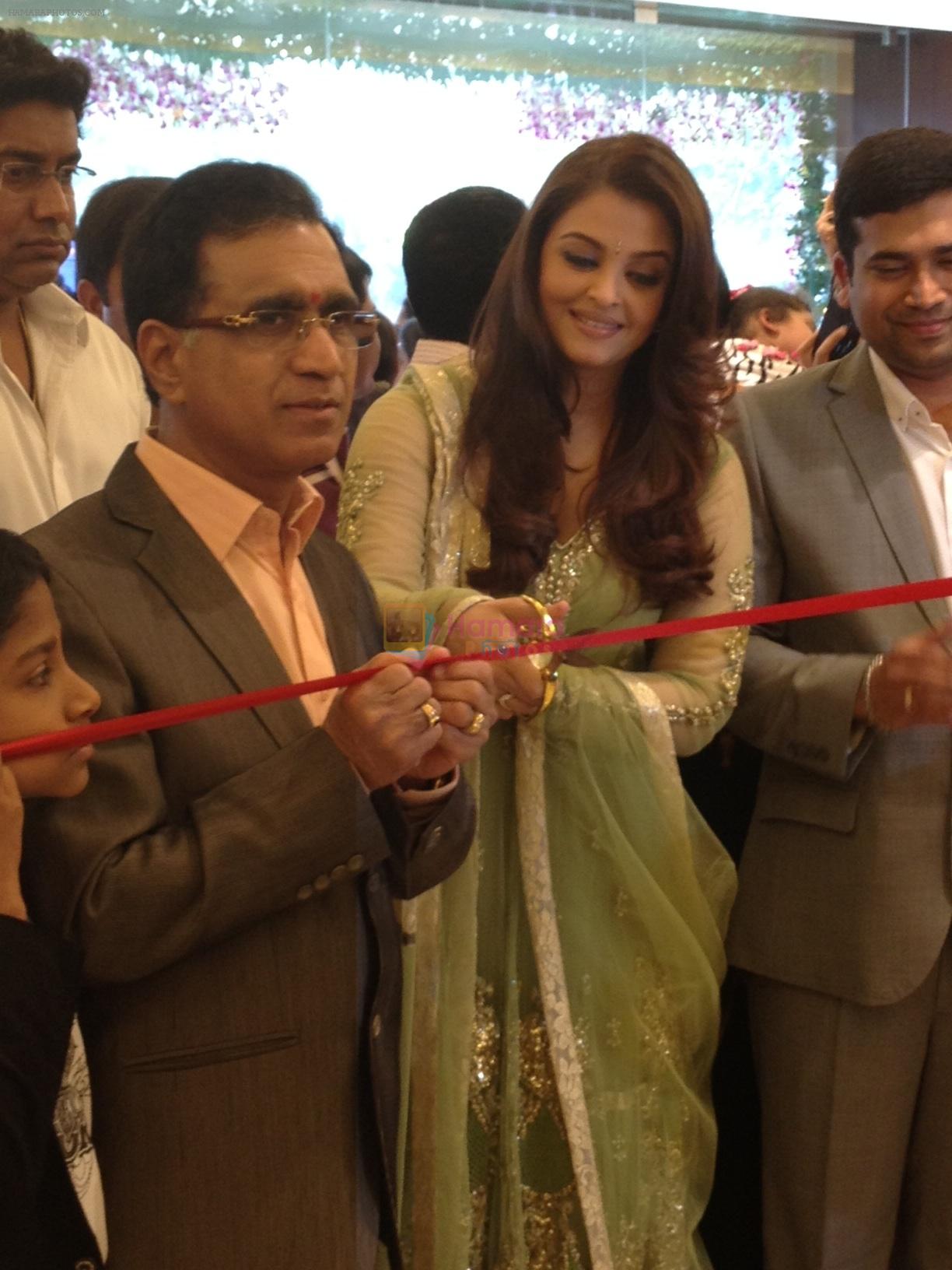 Aishwarya Rai Bachchan at the Kalyan Jewellers store opening in Vadodara on the 19th of December 2012