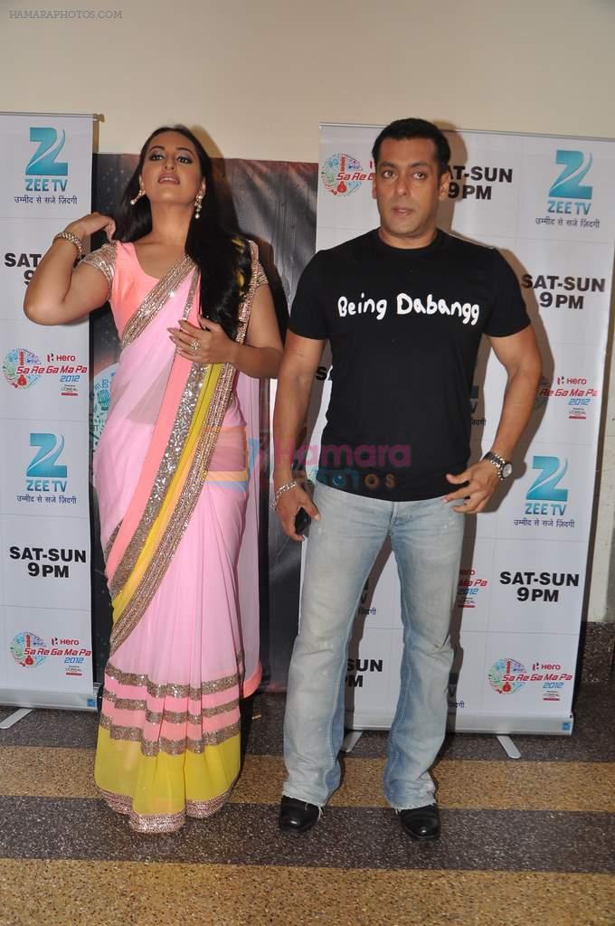 Salman Khan and Sonakshi Sinha on the sets of Sa Re Ga Ma in Famous on 10th Dec 2012