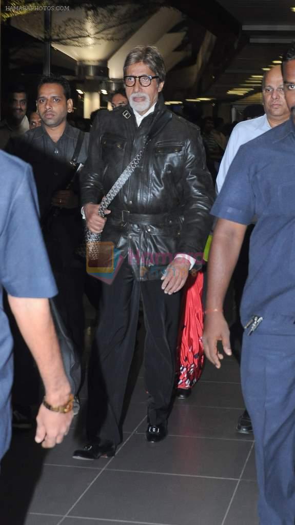 Amitabh Bachchan snapped at international airport in Mumbai on 11th Dec 2012