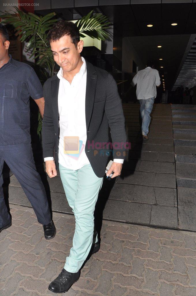Aamir Khan snapped in Bandra, Mumbai on 13th Dec 2012