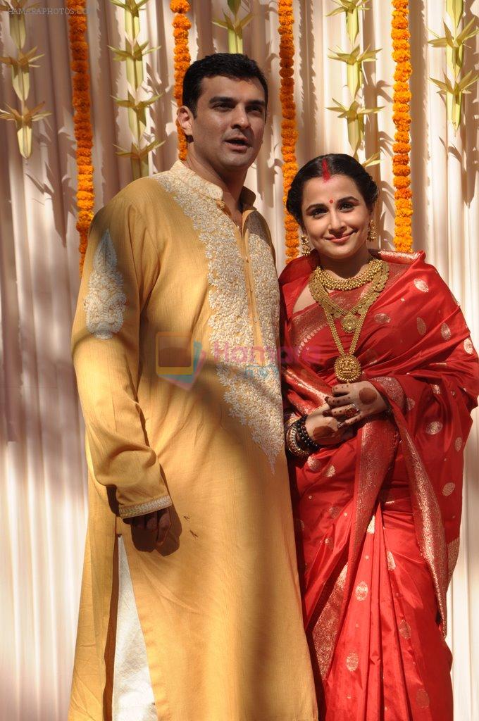 Vidya Balan poses after her wedding with Siddharth Roy in Bandra, Mumbai on 14th Dec 2012,1