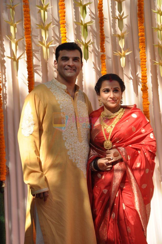 Vidya Balan poses after her wedding with Siddharth Roy in Bandra, Mumbai on 14th Dec 2012,1