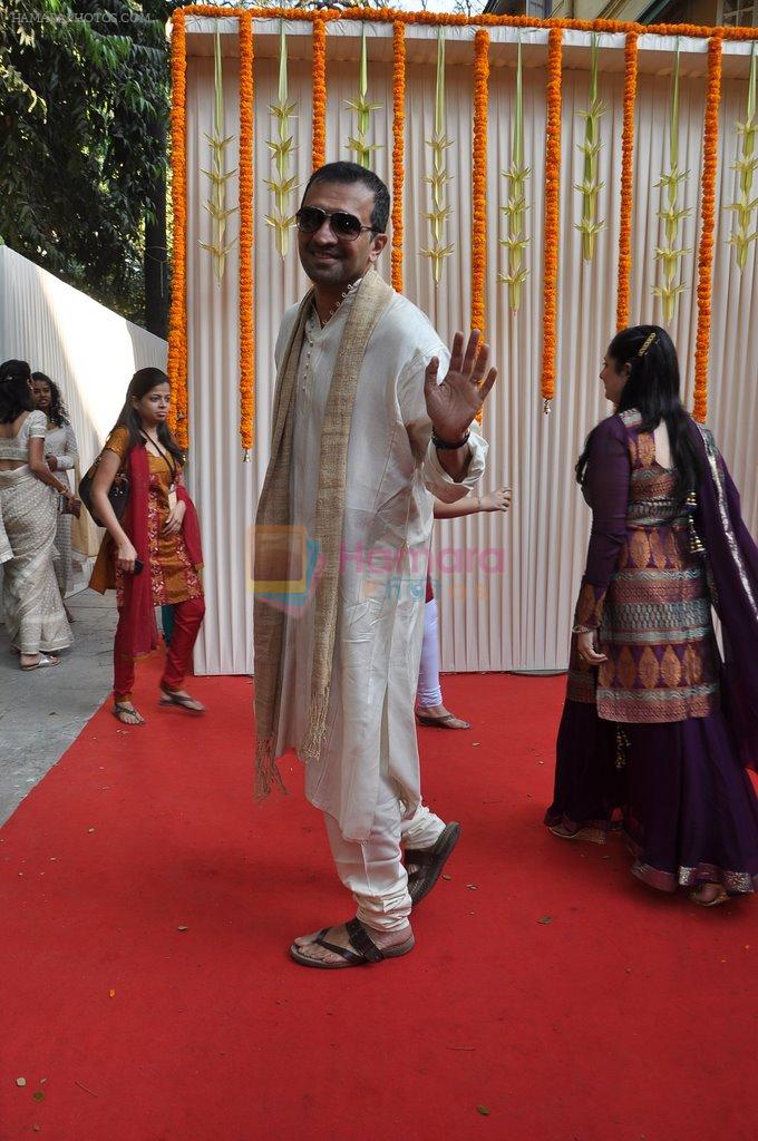at Vidya Balan poses after her wedding with Siddharth Roy in Bandra, Mumbai on 14th Dec 2012,1