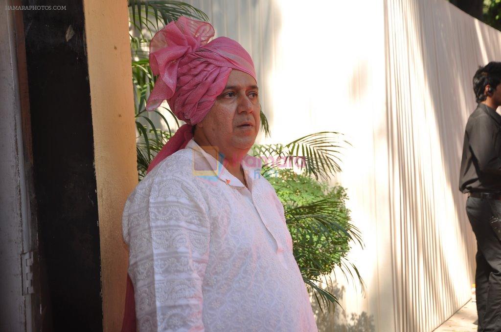 at Vidya Balan poses after her wedding with Siddharth Roy in Bandra, Mumbai on 14th Dec 2012,1