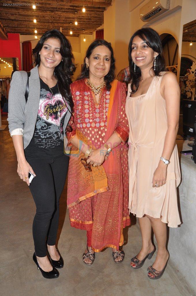 Tanisha Mukherjee at Sajana store launch in Colaba, Mumbai on 15th Dec 2012