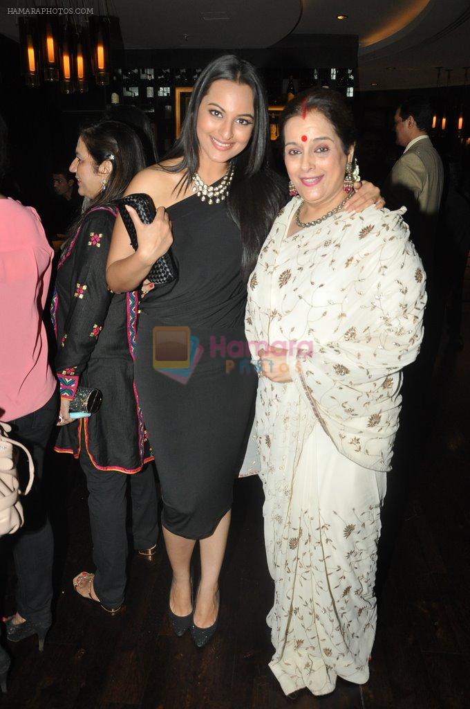 Sonakshi Sinha, Poonam Sinha at Shatrughan Sinha's dinner for doctors of Ambani hospital who helped him recover on 16th Dec 2012
