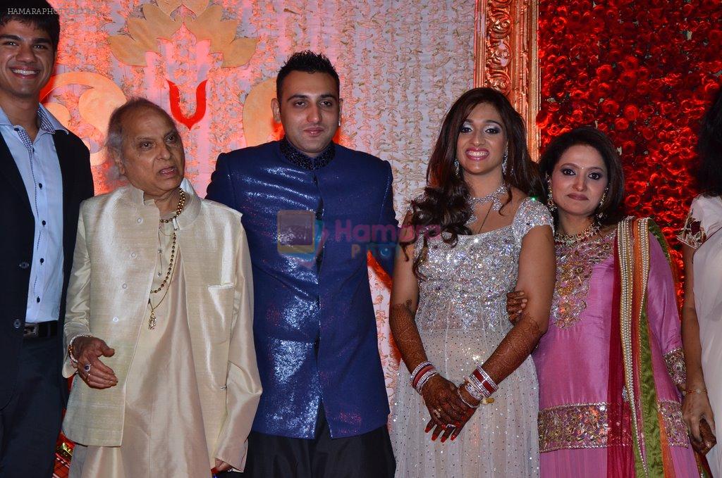 Durga Jasraj, Pandit Jasraj at Durga jasraj's daughter Avani's wedding reception with Puneet in Mumbai on 16th Dec 2012
