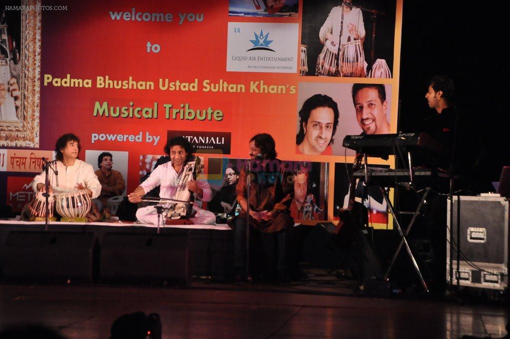 Zakir Hussain at Ustad Sultan Khan tribute in Ravindra Natya Mandir on 19th Dec 2012