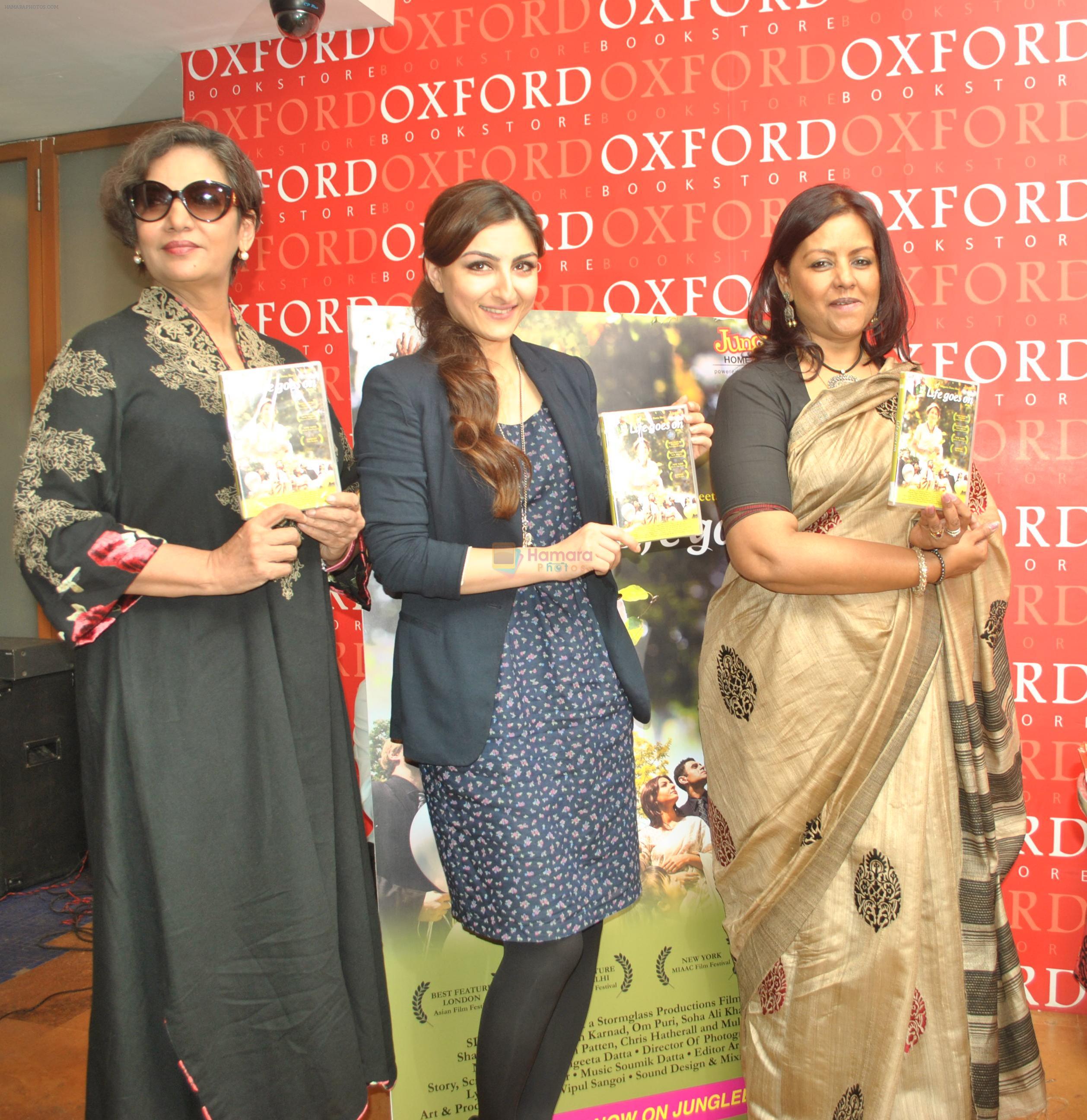 Soha Ali Khan and Shabana Azmi at Oxford Bookstore for a DVD launch in Mumbai on 20th Dec 2012