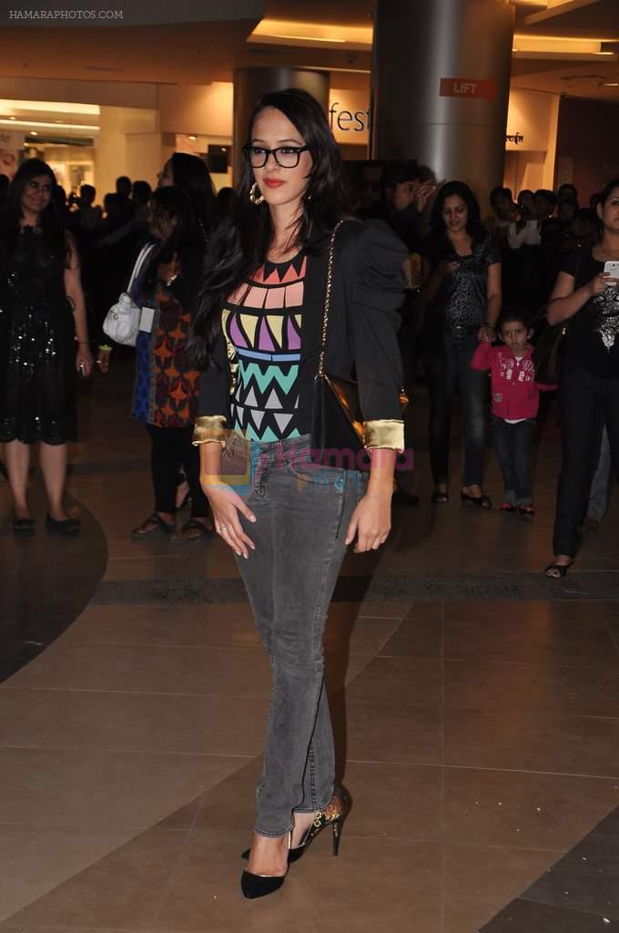 Hazel Keech at Dabangg 2 premiere in PVR, Mumbai on 20th Dec 2012