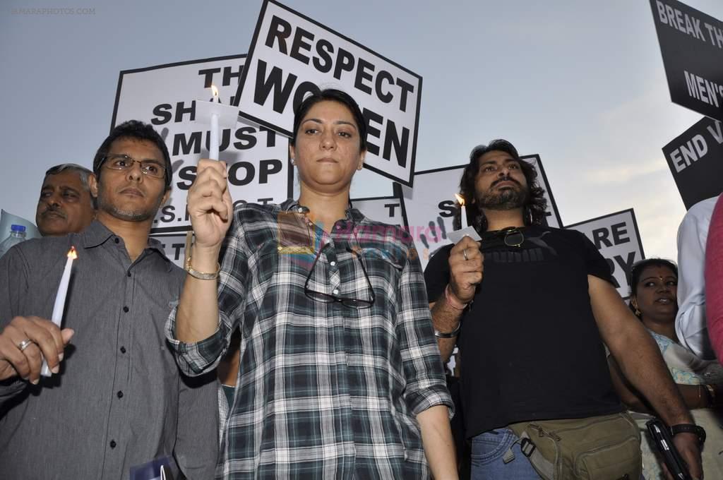 Priya Dutt leads protest for Delhi rape incident in  Carter Road, Mumbai on 22nd Dec 2012