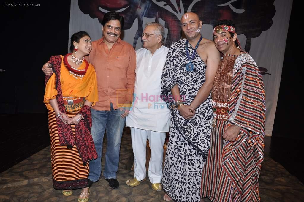 Gulzar at Salim Arif's play in Prithvi, Juhu, Mumbai on 22nd Dec 2012