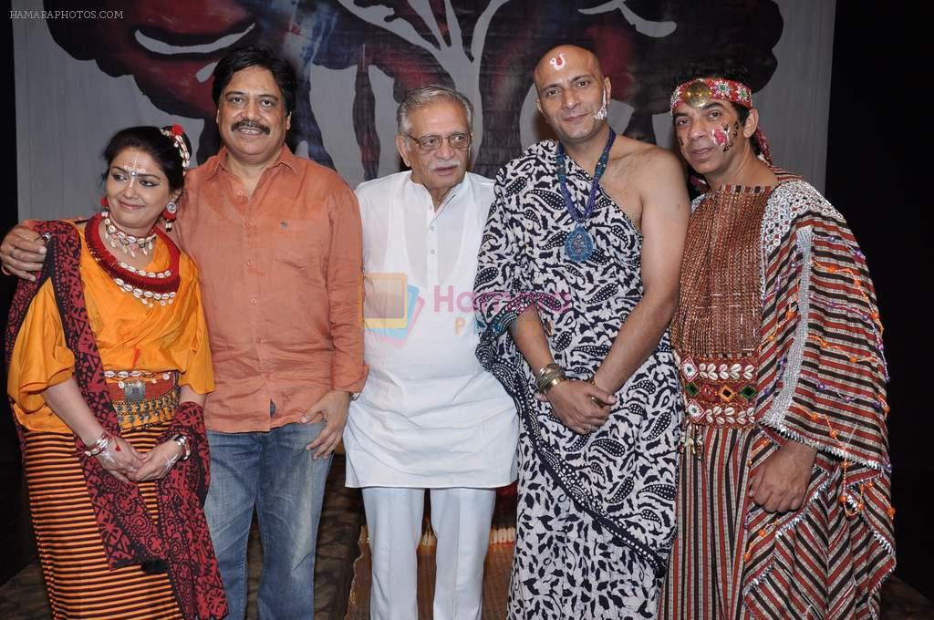 Gulzar at Salim Arif's play in Prithvi, Juhu, Mumbai on 22nd Dec 2012