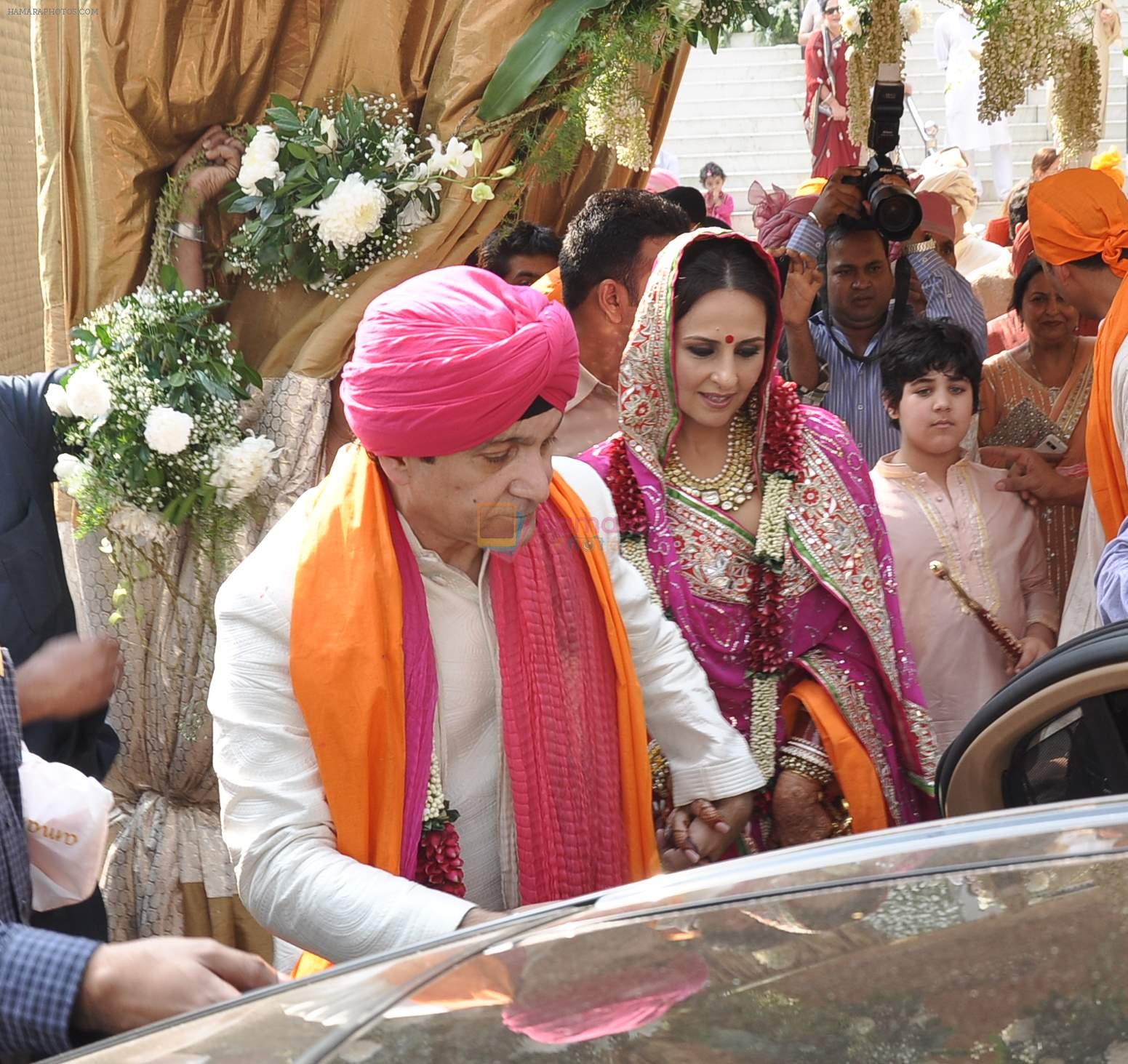 at Akshay Kumar's sister Alka Bhatia's wedding with Surendra Hiranandani in Four Bungalows Gurdwara on 23rd Dec 2012,1