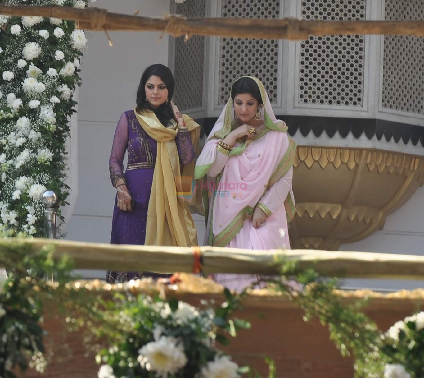 Twinkle Khanna at Akshay Kumar's sister Alka Bhatia's wedding with Surendra Hiranandani in Four Bungalows Gurdwara on 23rd Dec 2012,1