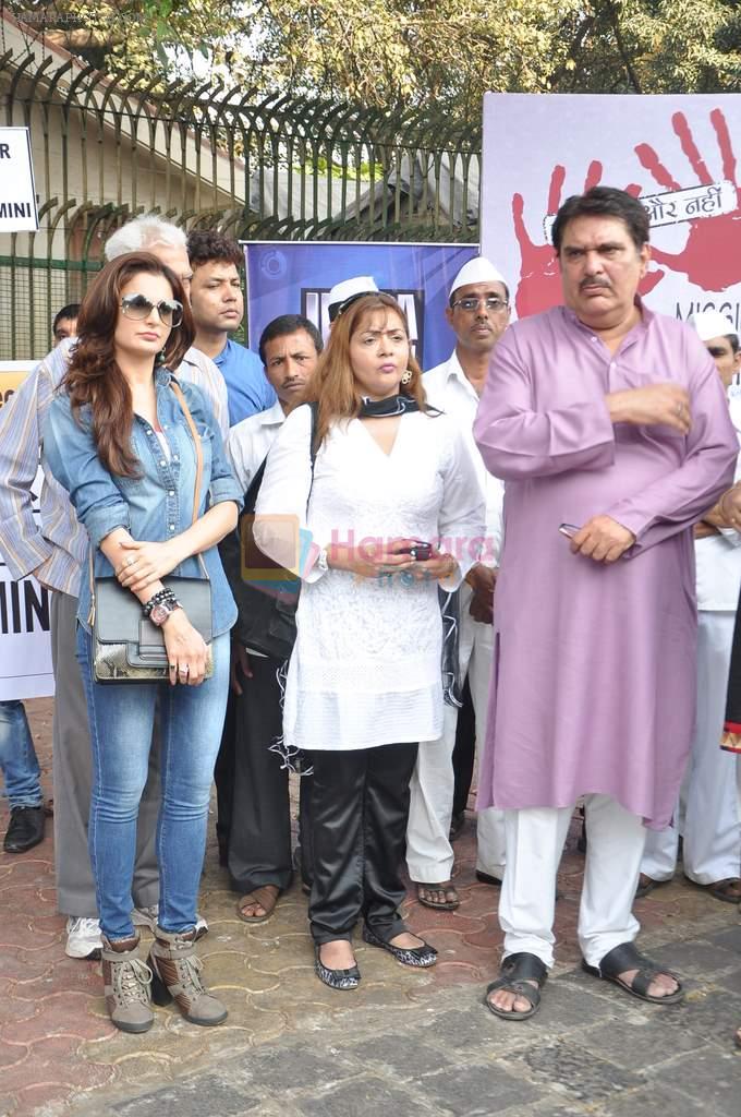 Raza Murad, Monica Bedi protest for Delhi rape case in Gateway of India on 23rd Dec 2012
