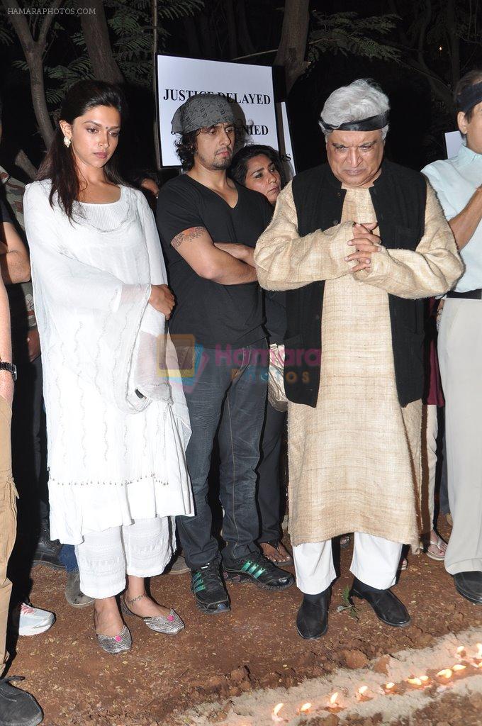 Deepika Padukone, Sonu Nigam, Javed Akhtar at the peace march for the Delhi victim in Mumbai on 29th Dec 2012